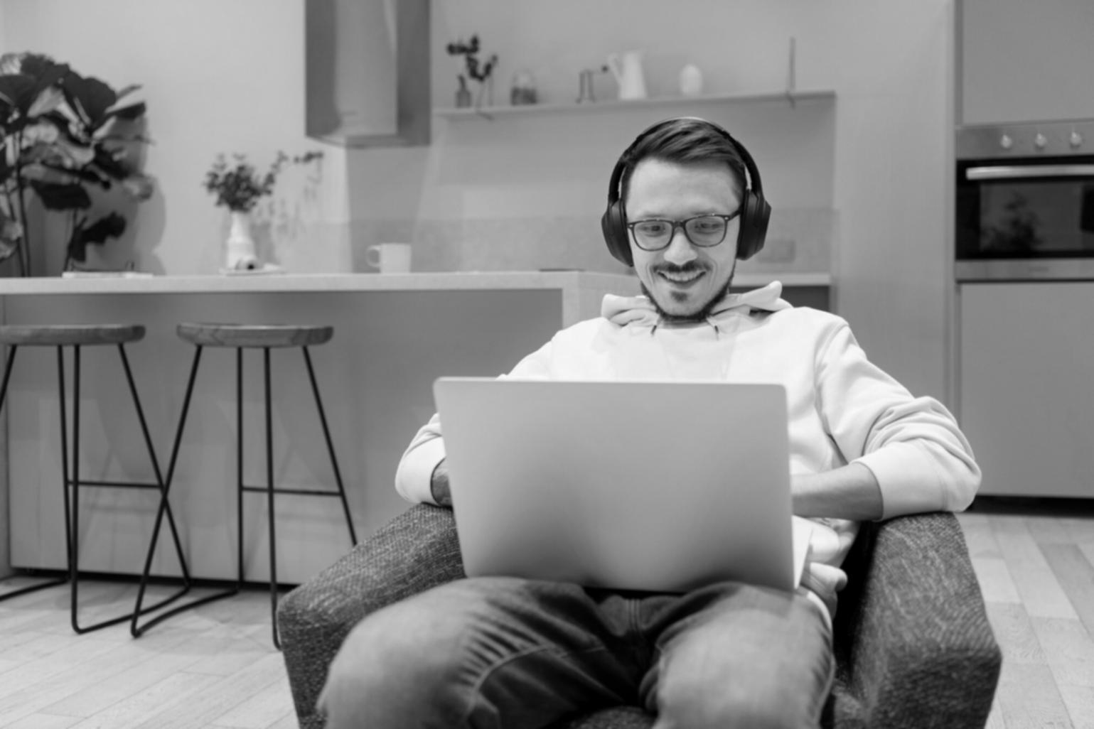 Reunión de trabajo con documentos financieros sobre la mesa