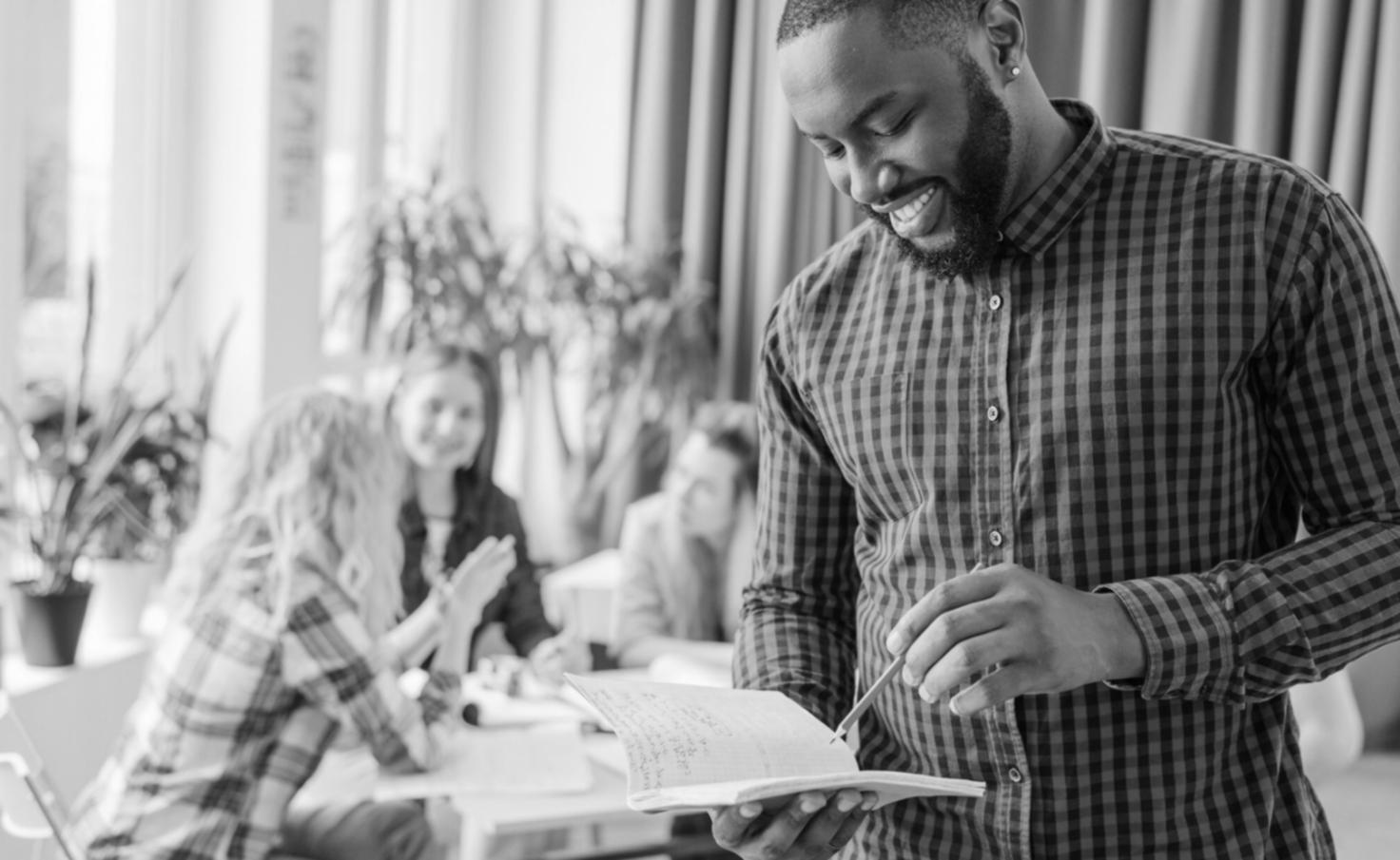 Sesión de trabajo en el programa de formación financiera